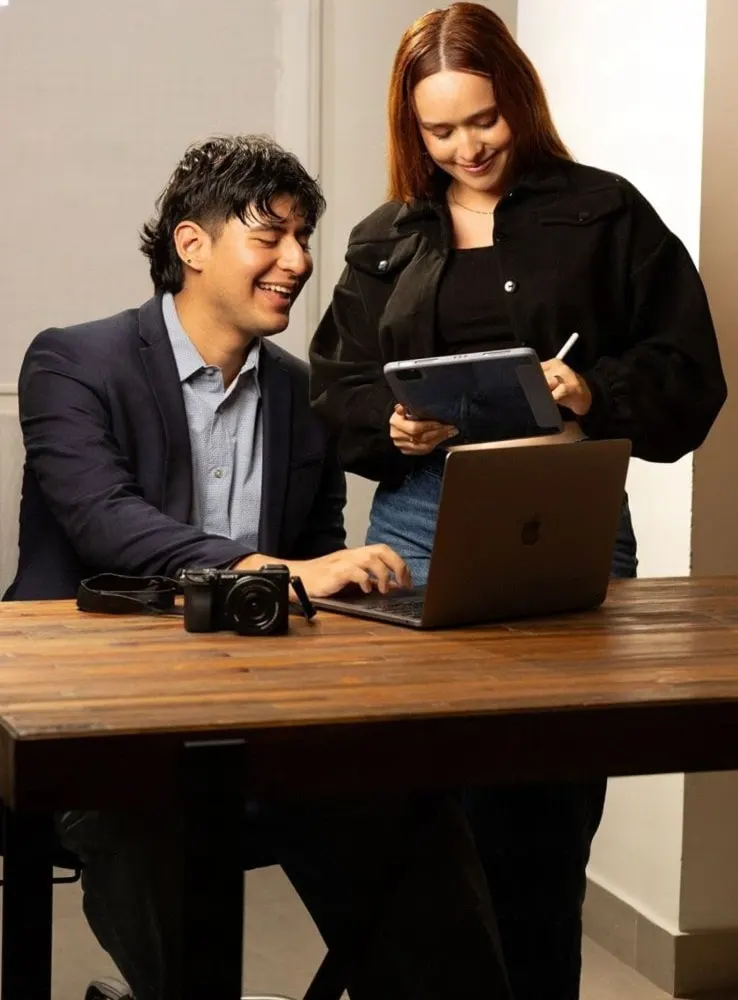 Omar y Tati grabando y editando contenido